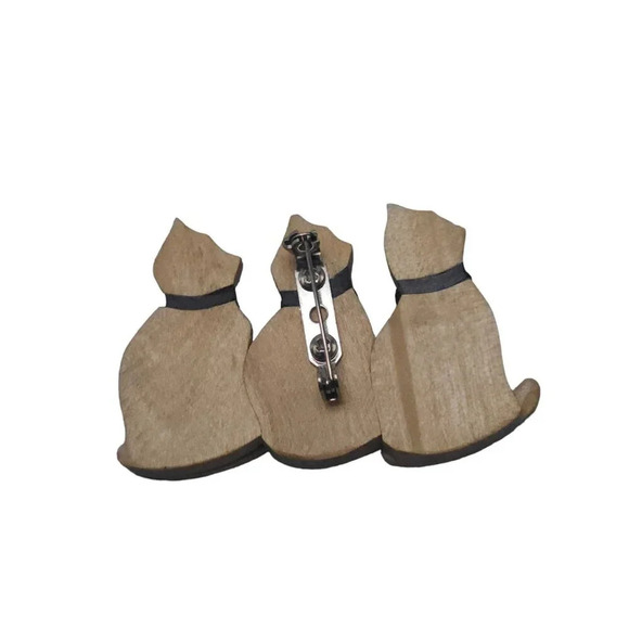 Hand Carved Wood Three Bowed Cats Sitting Brooch Pin Tan Vintage - Picture 2 of 4